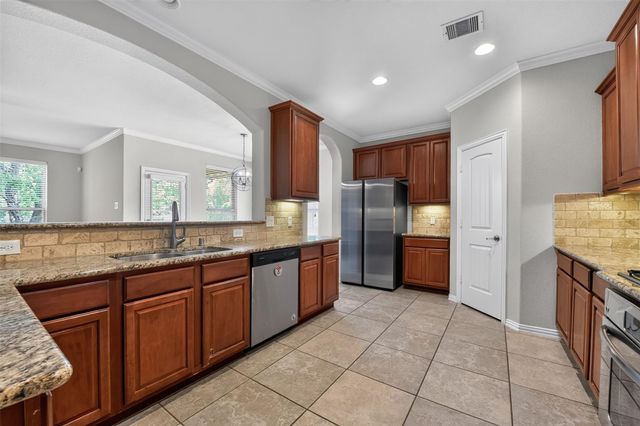6 S Marshside Place, Spring, TX 77389