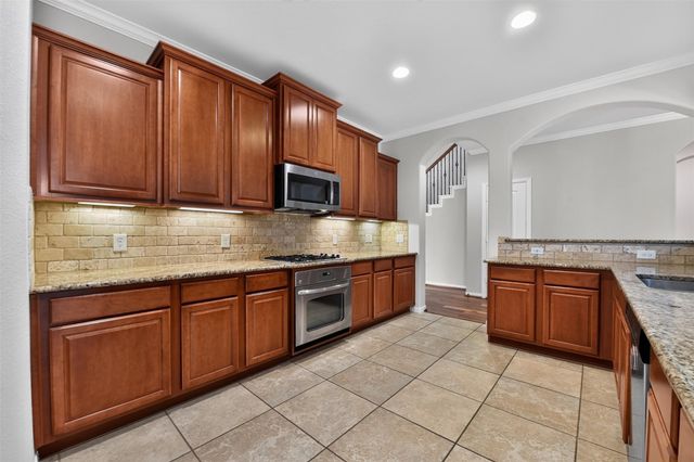 6 S Marshside Place, Spring, TX 77389