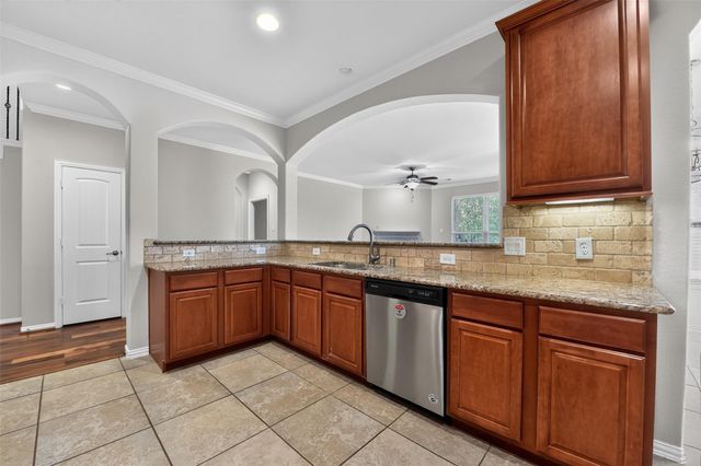 6 S Marshside Place, Spring, TX 77389