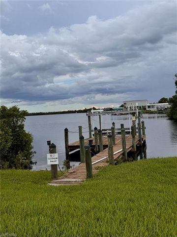 323 Shoreland DR, Fort Myers, FL 33905