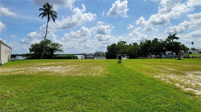 323 Shoreland DR, Fort Myers, FL 33905