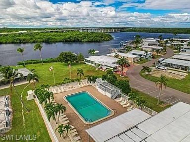 323 Shoreland DR, Fort Myers, FL 33905