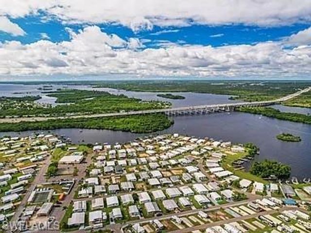 323 Shoreland DR, Fort Myers, FL 33905