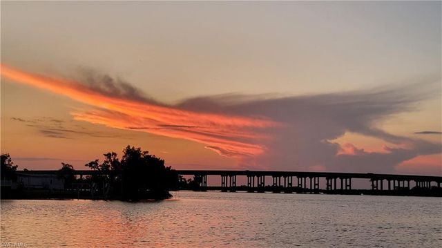 323 Shoreland DR, Fort Myers, FL 33905