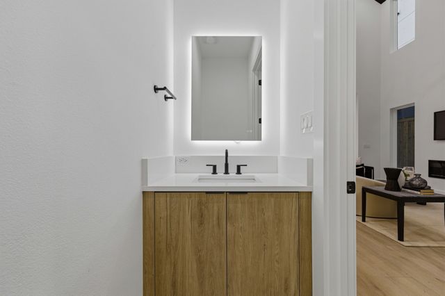 815 Bayonne Street, Dallas, TX 75212