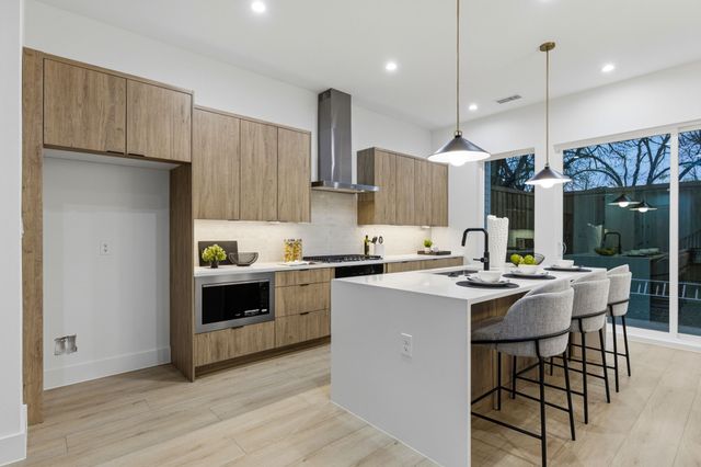 815 Bayonne Street, Dallas, TX 75212