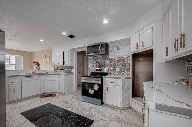 811 Loire Lane, Houston, TX 77090