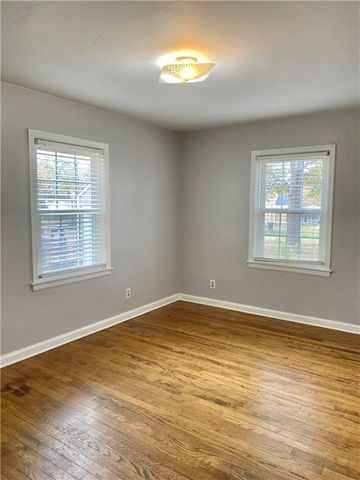 8122 Summit Street, Kansas City, MO 64114