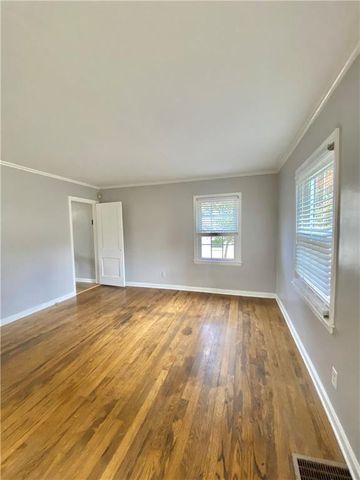 8122 Summit Street, Kansas City, MO 64114