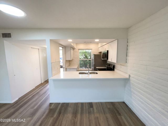 7802 E Kenyon Drive, Tucson, AZ 85710