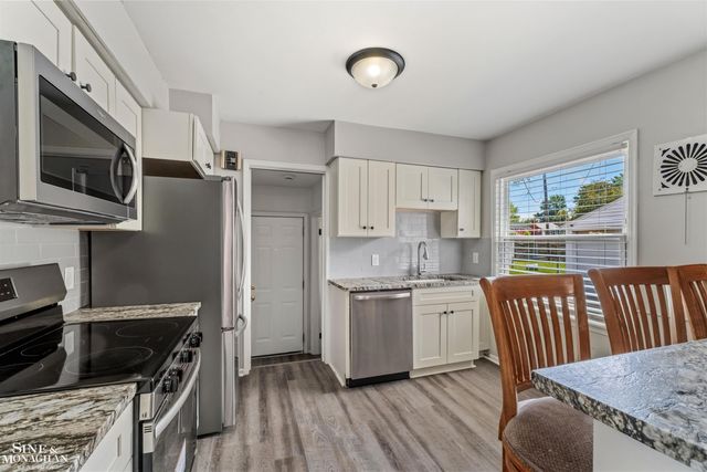19282 Raymond Street, Grosse Pointe Woods, MI 48236