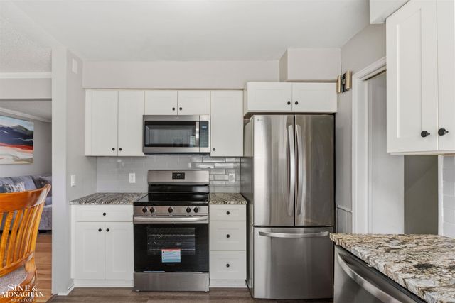 19282 Raymond Street, Grosse Pointe Woods, MI 48236