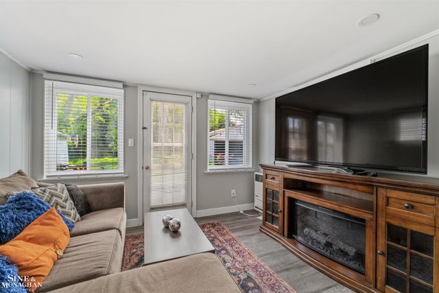 19282 Raymond Street, Grosse Pointe Woods, MI 48236