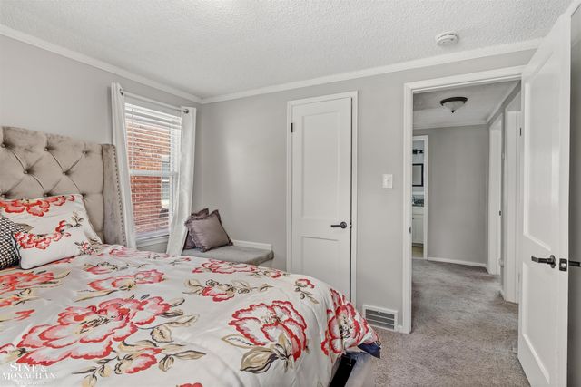 19282 Raymond Street, Grosse Pointe Woods, MI 48236