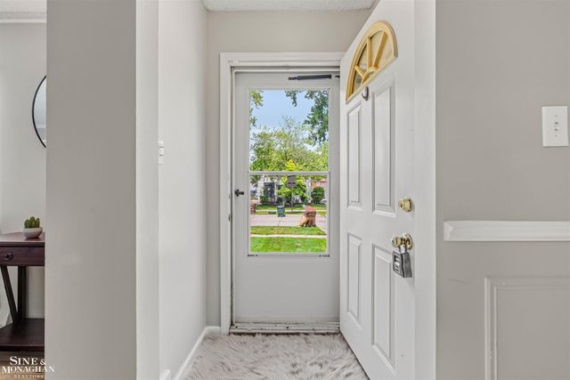 19282 Raymond Street, Grosse Pointe Woods, MI 48236