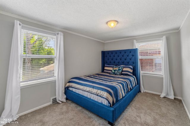 19282 Raymond Street, Grosse Pointe Woods, MI 48236