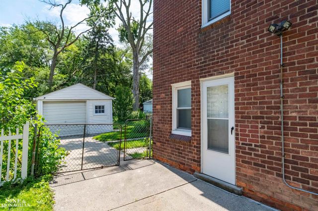 19282 Raymond Street, Grosse Pointe Woods, MI 48236