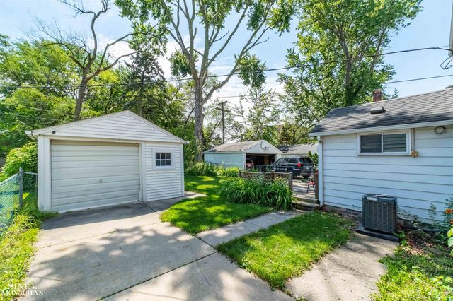 19282 Raymond Street, Grosse Pointe Woods, MI 48236