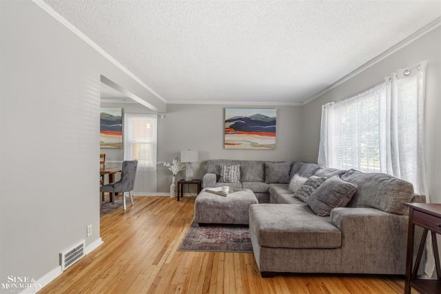 19282 Raymond Street, Grosse Pointe Woods, MI 48236