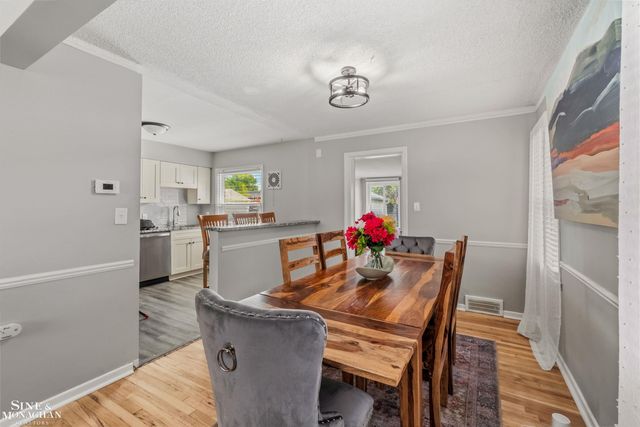 19282 Raymond Street, Grosse Pointe Woods, MI 48236