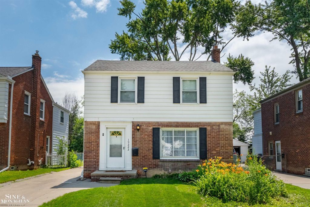 19282 Raymond Street, Grosse Pointe Woods, MI 48236