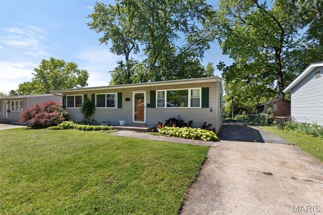 1040 Kostka Lane, Florissant, MO 63031