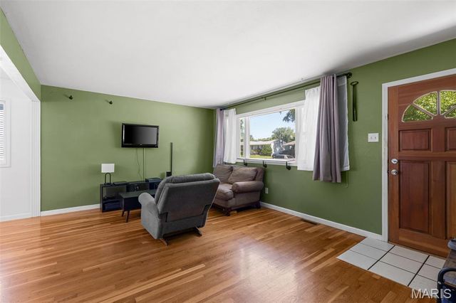 1040 Kostka Lane, Florissant, MO 63031
