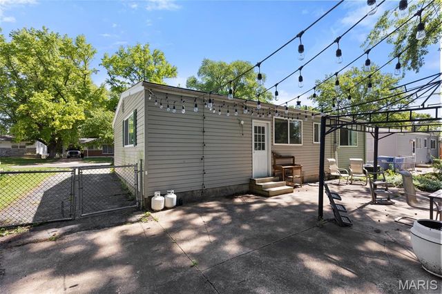 1040 Kostka Lane, Florissant, MO 63031