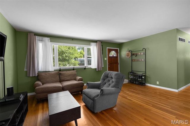 1040 Kostka Lane, Florissant, MO 63031