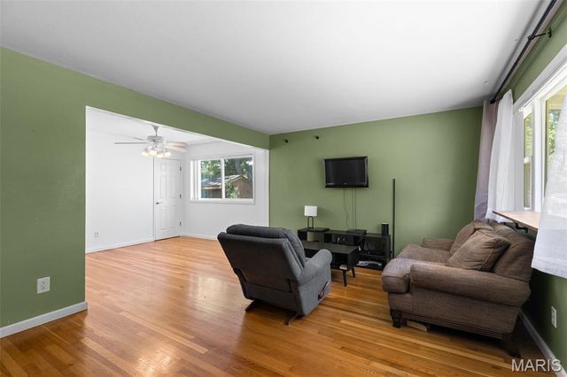 1040 Kostka Lane, Florissant, MO 63031