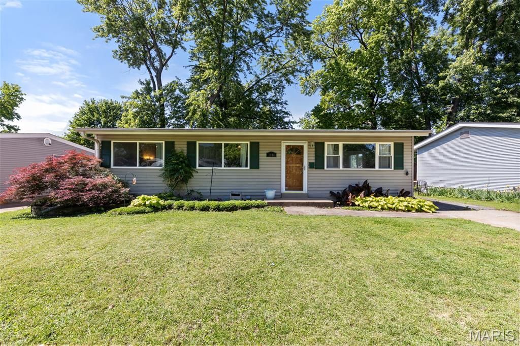 1040 Kostka Lane, Florissant, MO 63031