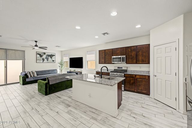 5724 W ENCINAS Lane, Phoenix, AZ 85043