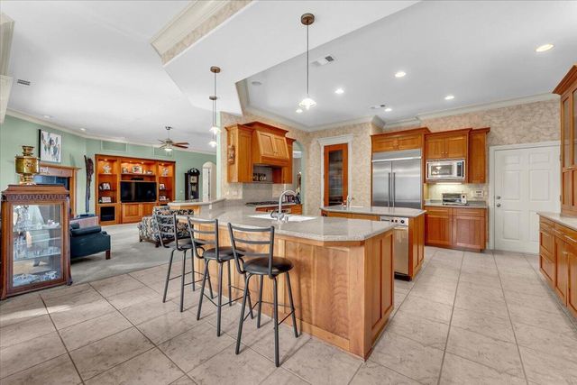 2147 Edinburgh Way, Redding, CA 96003