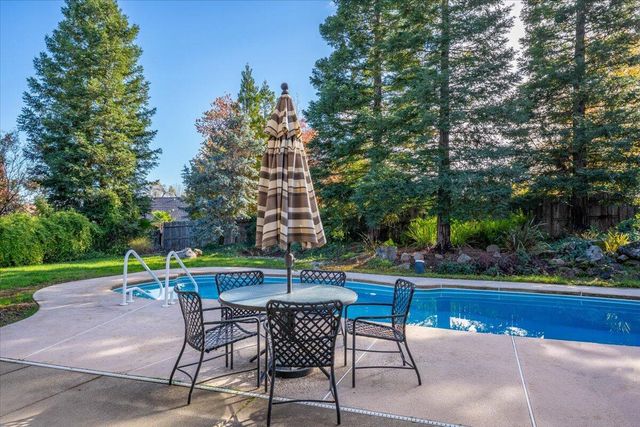 2147 Edinburgh Way, Redding, CA 96003