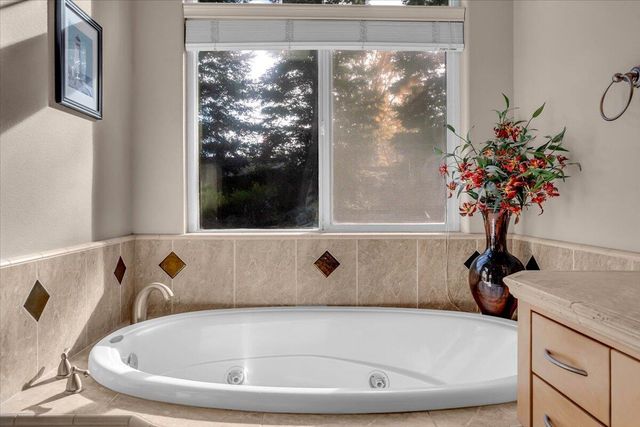 2147 Edinburgh Way, Redding, CA 96003