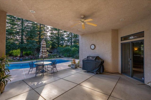 2147 Edinburgh Way, Redding, CA 96003