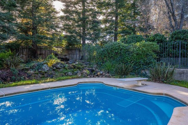 2147 Edinburgh Way, Redding, CA 96003