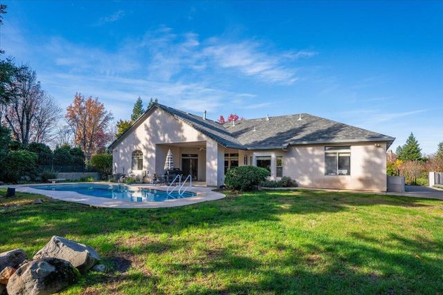 2147 Edinburgh Way, Redding, CA 96003
