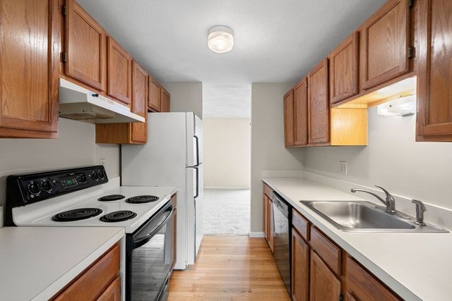 144 Patrick Rd 144, Tewksbury, MA 01876