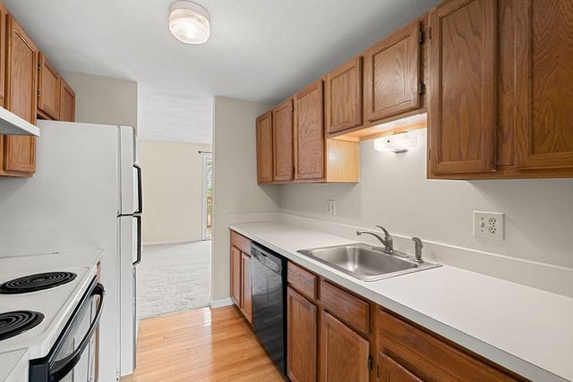 144 Patrick Rd 144, Tewksbury, MA 01876