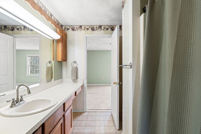 144 Patrick Rd 144, Tewksbury, MA 01876