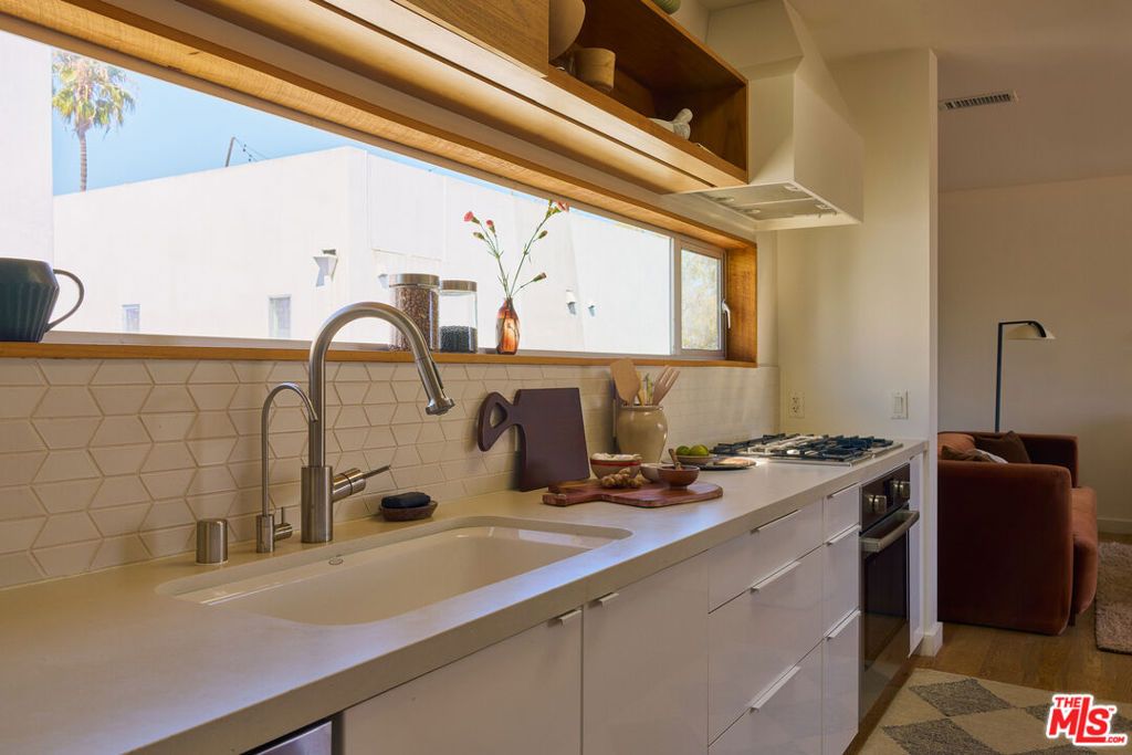 Image 11 of property listing at 2204 Rosey Way, Los Angeles, CA 90026