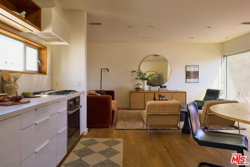 Image 12 of property listing at 2204 Rosey Way, Los Angeles, CA 90026