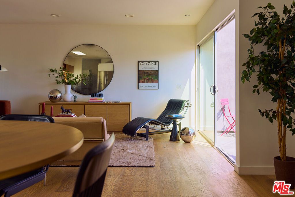 Image 14 of property listing at 2204 Rosey Way, Los Angeles, CA 90026