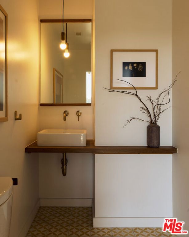 Image 17 of property listing at 2204 Rosey Way, Los Angeles, CA 90026