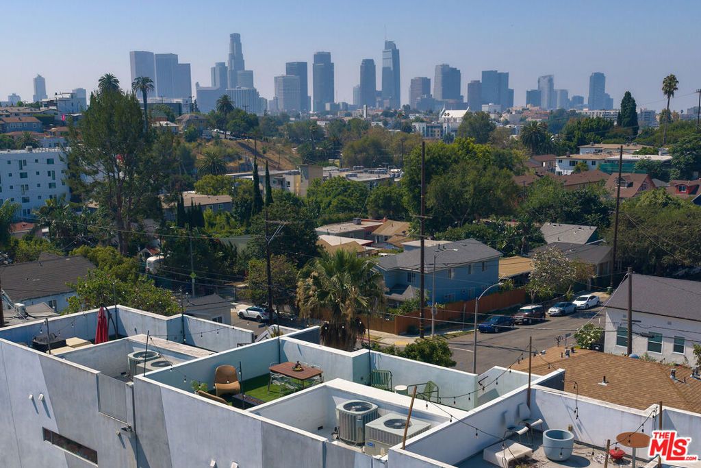 Image 3 of property listing at 2204 Rosey Way, Los Angeles, CA 90026