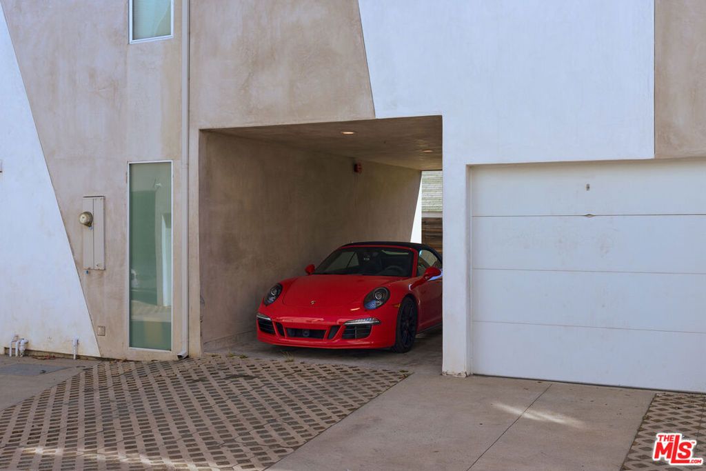 Image 39 of property listing at 2204 Rosey Way, Los Angeles, CA 90026