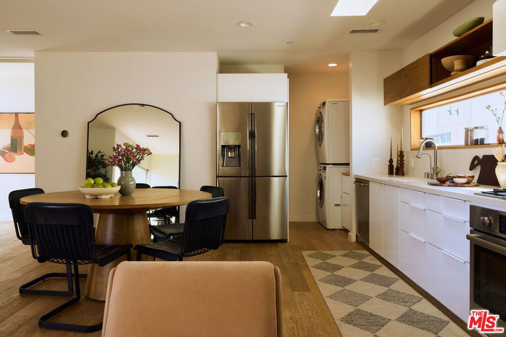 Image 8 of property listing at 2204 Rosey Way, Los Angeles, CA 90026