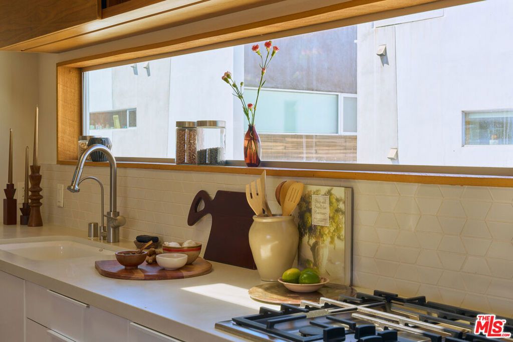 Image 9 of property listing at 2204 Rosey Way, Los Angeles, CA 90026