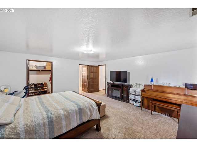 2355 LOMBARD St, North Bend, OR 97459